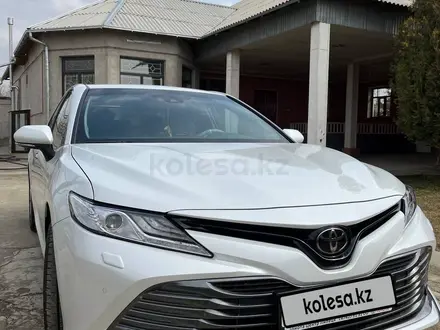 Toyota Camry 2020 года за 19 100 000 тг. в Шымкент