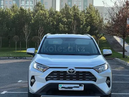 Toyota RAV4 2021 года за 16 400 000 тг. в Шымкент
