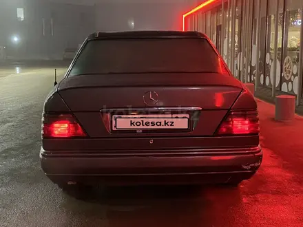 Mercedes-Benz E 220 1993 года за 2 050 000 тг. в Астана – фото 18