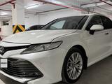 Toyota Camry 2019 года за 12 200 000 тг. в Астана – фото 2