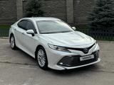 Toyota Camry 2019 года за 15 400 000 тг. в Алматы – фото 2