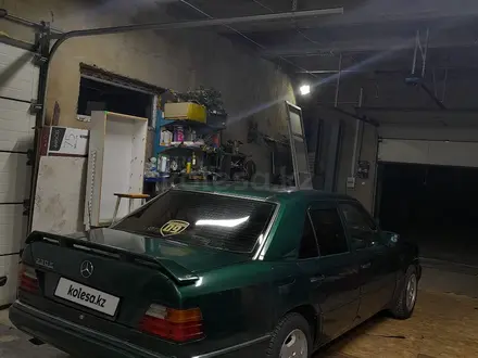 Mercedes-Benz E 230 1993 года за 1 600 000 тг. в Караганда