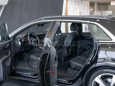 Audi Q8 55 TFSI Quattro Design 2025 года за 53 090 000 тг. в Алматы – фото 23