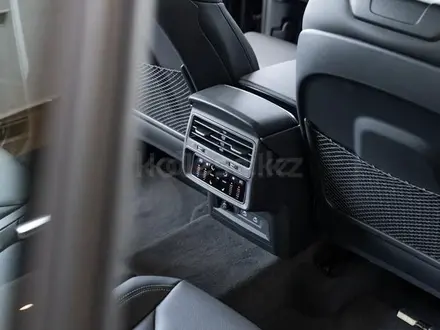 Audi Q8 55 TFSI Quattro Design 2025 года за 53 090 000 тг. в Алматы – фото 29