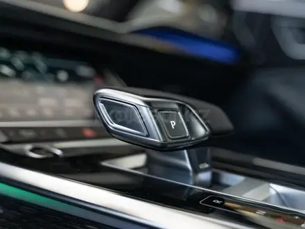 Audi Q8 55 TFSI Quattro Design 2025 года за 53 090 000 тг. в Алматы – фото 38