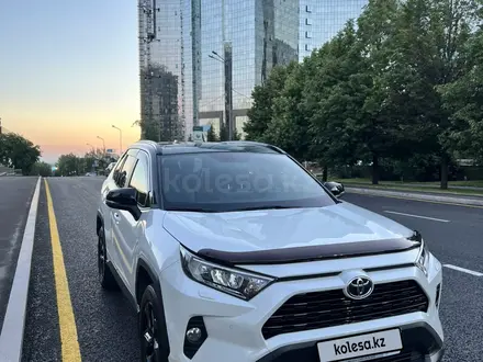 Toyota RAV4 2021 года за 19 490 000 тг. в Алматы – фото 2