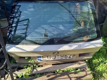 Заднее лобовое Е34 за 25 000 тг. в Алматы