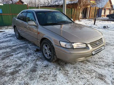 Toyota Camry 1998 года за 2 700 000 тг. в Алматы – фото 2