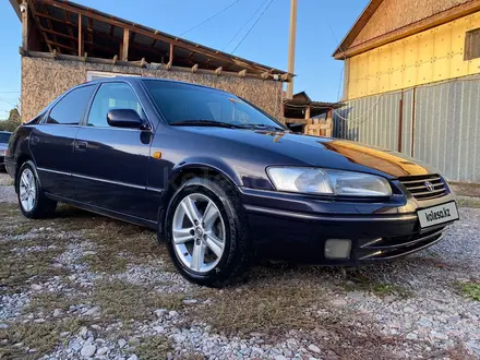 Toyota Camry 1997 года за 3 800 000 тг. в Алматы – фото 2