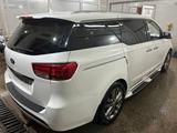 Kia Carnival 2016 года за 13 900 000 тг. в Алматы – фото 4