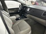 Kia Carnival 2016 года за 13 900 000 тг. в Алматы – фото 5