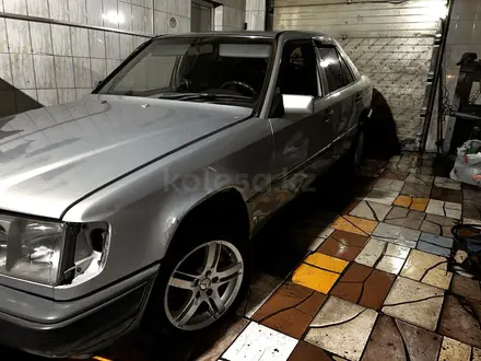 Mercedes-Benz E 260 1991 года за 490 000 тг. в Караганда – фото 3