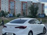 Hyundai Elantra 2019 года за 7 200 000 тг. в Уральск – фото 2