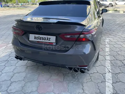 Toyota Camry 2021 года за 12 000 000 тг. в Атырау – фото 2
