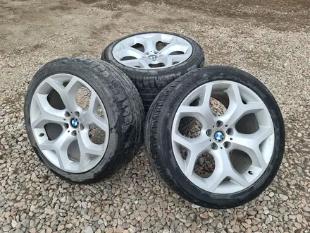 Комплект колёс на bmw X6, х5 разноразмерные на летней резине б/у за 369 000 тг. в Костанай
