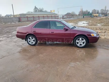 Toyota Camry 1998 года за 3 700 000 тг. в Мерке – фото 2