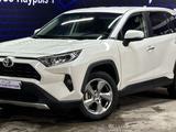 Toyota RAV4 2021 года за 17 300 000 тг. в Актобе