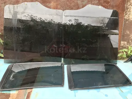 Задние стекло, Форточки Mitsubishi Pajero за 30 000 тг. в Алматы