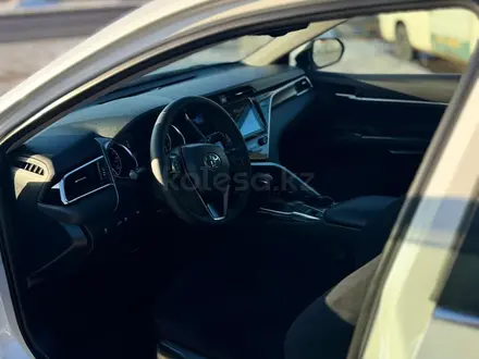 Toyota Camry 2018 года за 11 800 000 тг. в Караганда – фото 10