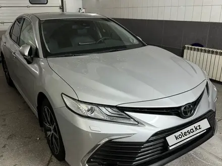 Toyota Camry 2023 года за 19 500 000 тг. в Алматы