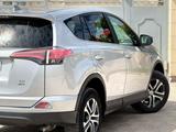 Toyota RAV4 2018 года за 8 000 000 тг. в Жанаозен – фото 2