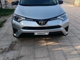 Toyota RAV4 2018 года за 8 000 000 тг. в Жанаозен
