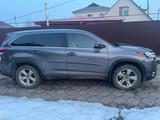 Toyota Highlander 2019 года за 15 500 000 тг. в Уральск – фото 2