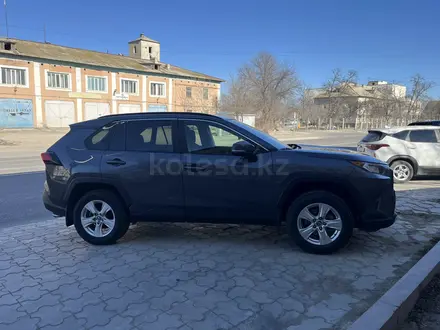 Toyota RAV4 2019 года за 10 500 000 тг. в Актау – фото 3