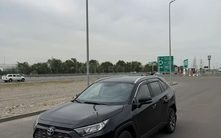 Toyota RAV4 2022 года за 14 500 000 тг. в Алматы