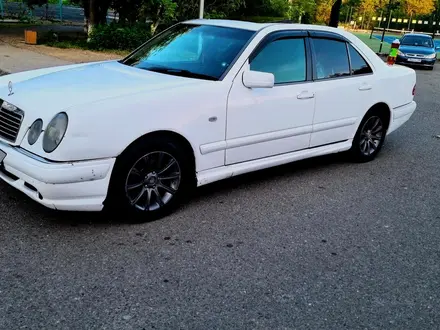 Mercedes-Benz E 240 1999 года за 1 500 000 тг. в Актобе – фото 2