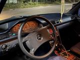 Mercedes-Benz E 220 1991 года за 850 000 тг. в Караганда – фото 2