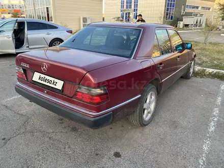 Mercedes-Benz E 220 1992 года за 1 700 000 тг. в Астана – фото 4