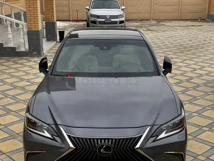 Lexus ES 350 2019 года за 26 000 000 тг. в Атырау