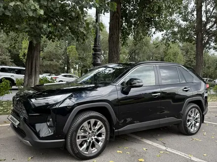 Toyota RAV4 2025 года за 19 900 000 тг. в Алматы – фото 2
