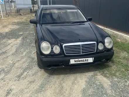Mercedes-Benz E 320 1998 года за 2 800 000 тг. в Атырау