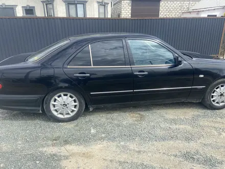 Mercedes-Benz E 320 1998 года за 2 800 000 тг. в Атырау – фото 3