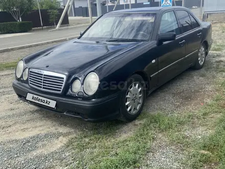 Mercedes-Benz E 320 1998 года за 2 800 000 тг. в Атырау – фото 4