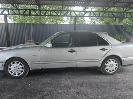 Mercedes-Benz E 230 1997 года за 2 000 000 тг. в Алматы – фото 13