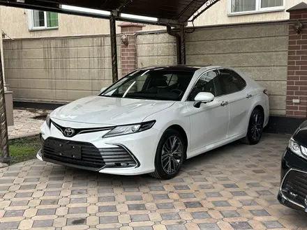 Toyota Camry 2022 года за 17 200 000 тг. в Алматы – фото 2