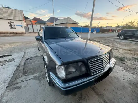 Mercedes-Benz E 220 1994 года за 3 300 000 тг. в Айтеке би – фото 5