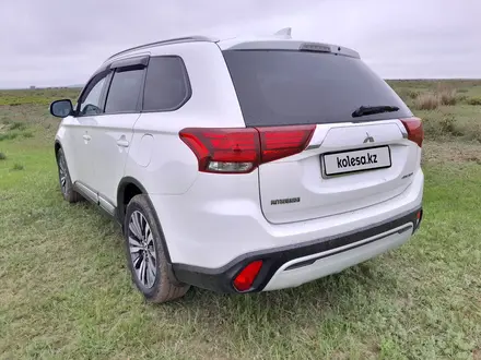 Mitsubishi Outlander 2019 года за 13 000 000 тг. в Семей – фото 3