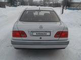 Mercedes-Benz E 200 1998 года за 2 700 000 тг. в Петропавловск – фото 2