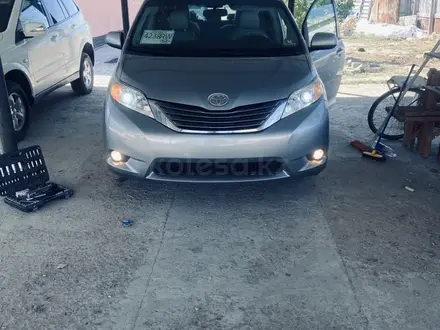 Toyota Sienna 2013 года за 8 000 000 тг. в Атырау – фото 2