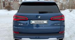 BMW X5 2019 года за 33 500 000 тг. в Караганда – фото 2