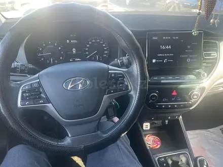 Hyundai Accent 2020 года за 7 100 000 тг. в Караганда – фото 2