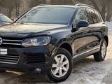 Volkswagen Touareg 2011 годаfor11 000 000 тг. в Алматы – фото 2