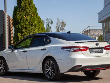 Toyota Camry 2021 года за 12 600 000 тг. в Алматы – фото 4