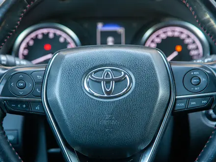 Toyota Camry 2021 года за 12 600 000 тг. в Алматы – фото 17