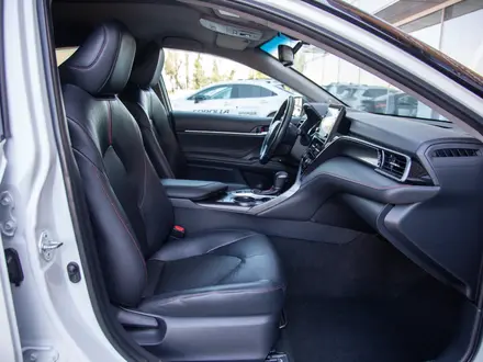 Toyota Camry 2021 года за 12 600 000 тг. в Алматы – фото 15