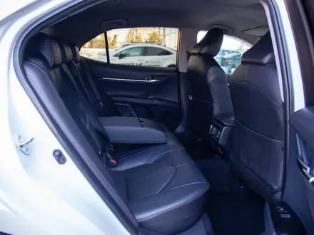 Toyota Camry 2021 года за 12 600 000 тг. в Алматы – фото 16